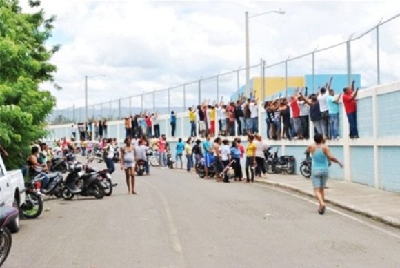 Curiosos y familiares se dan cita al Motin en el Centro Carcelario de Reavilitación de La Isleta Moca